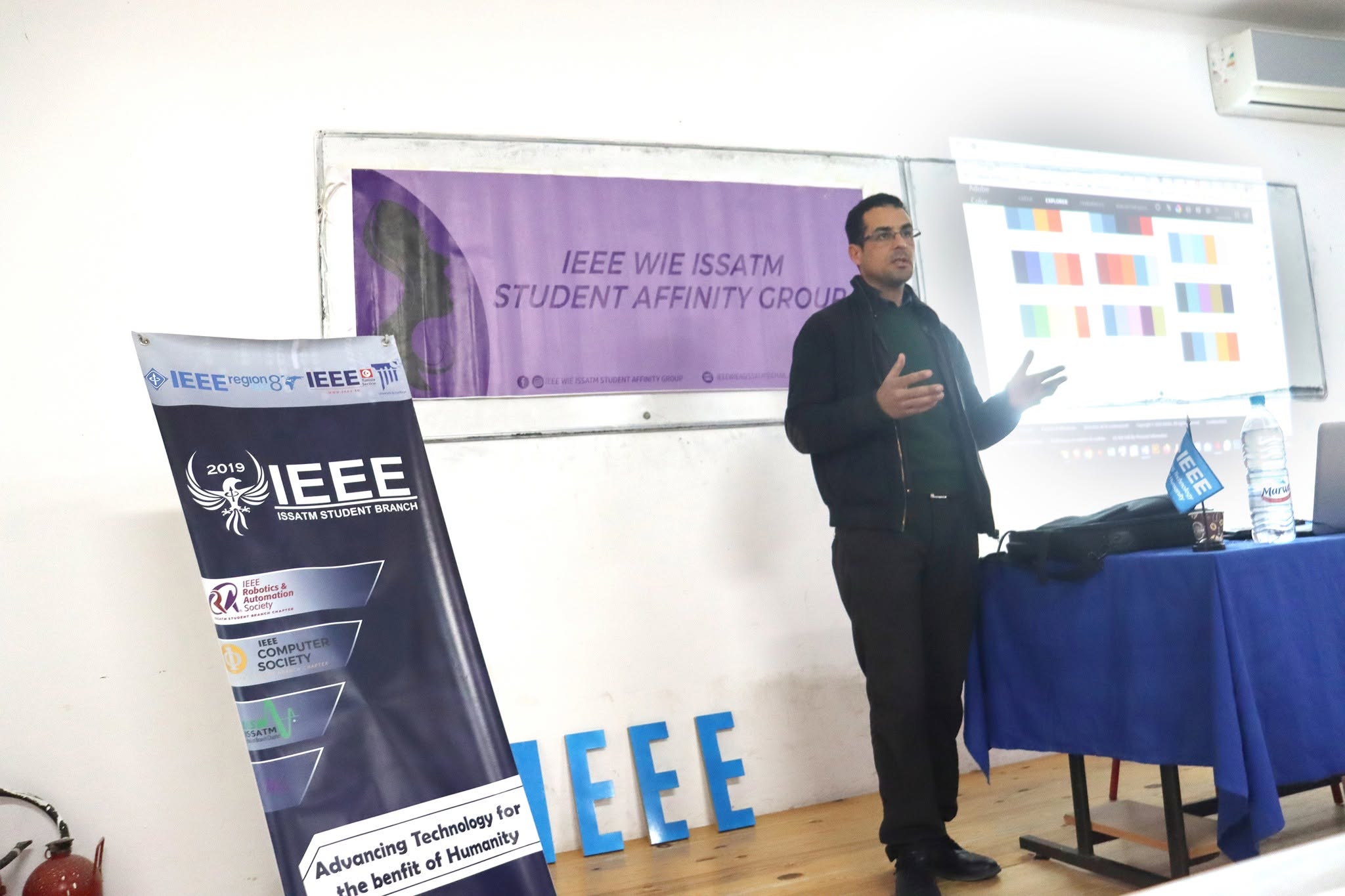 Elyes Ben Charrada animant une formation en design graphique